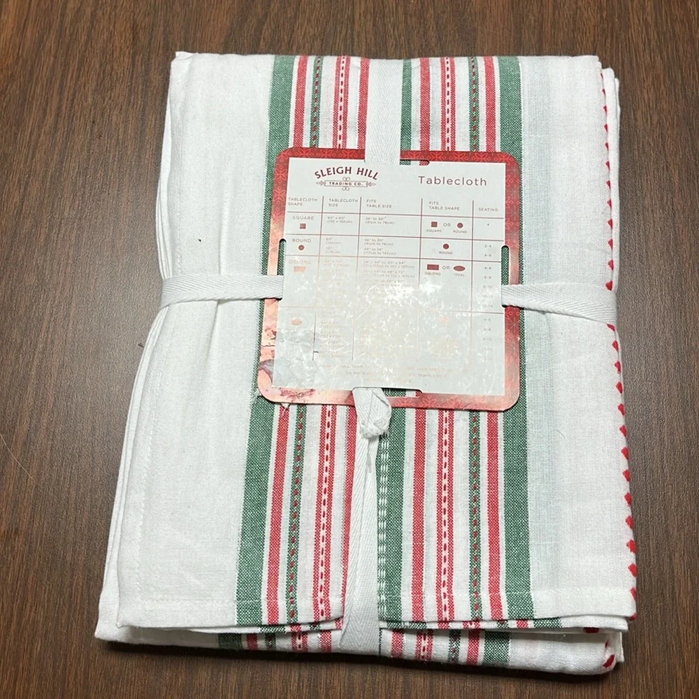 Sleigh Hill oblong Tablecloth and Balsam & Fir Runner, new‎